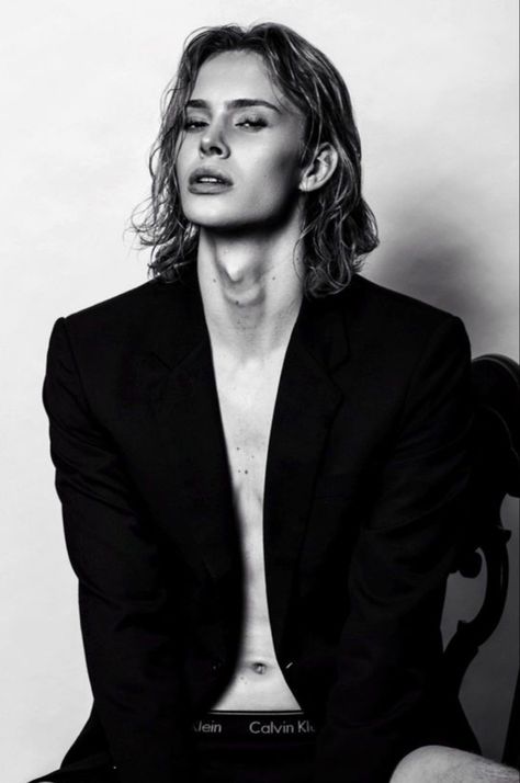 Androgynous Androgynous Photoshoot, Androgynous Face, Crow Oc, Butch Aesthetic, Androgynous Makeup, Masc Fem, Androgynous Model, Country Poses, Androgynous Aesthetic