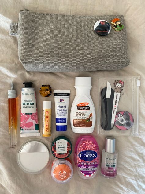 Cosmetic Bag For School, Everyday Bag Essentials, What's In My Purse, Makeup Bag Essentials, Essential Pouch, School Bag Essentials, Backpack Essentials, Emergency Bag, Inside My Bag