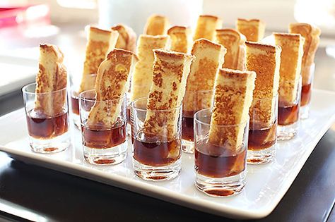 frenchtoast appetizers in a shot glass French Toast Sticks, Champagne Brunch, French Toast Breakfast, Breakfast Party, Baby Shower Brunch, Kampot, Birthday Brunch, Bridal Shower Brunch, Christmas Brunch