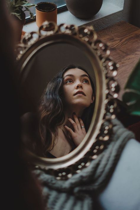 Model looks upward, on hand at her neck. Photographer is shooting the models' reflection in a mirror. Posing Photography, Ig Model, Mirror Photography, Photography Assignments, Reflection Photos, Poetry Photos, Conceptual Photo, 21st Birthday Photoshoot, Self Portrait Photography