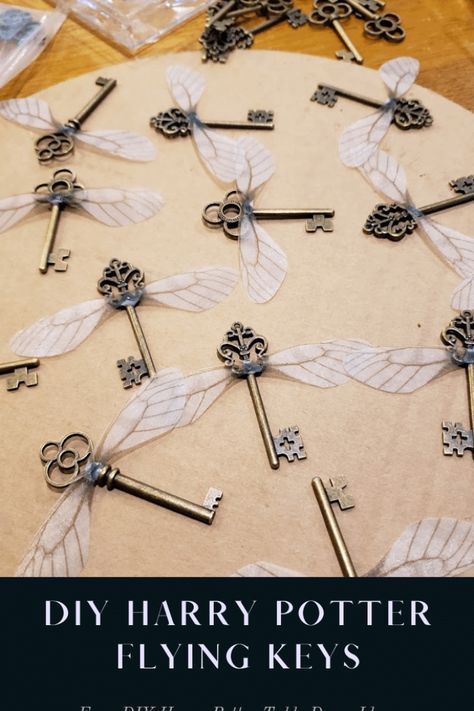 Makes these cute flying keys from Harry Potter - DIY ideas for a Harry Potter Dinner Party. Cute tablescape ideas like flying keys, chocolate snitches, maruauder's map and more! #christmastime #merrychristmas #xmas Diy Harry Potter Flying Keys, Diy Harry Potter Keys, Potter Party Decorations, Harry Potter Dinner Party Decorations, Harry Potter Tablescape, Spooky Harry Potter, Harry Potter Dinner Party, Harry Potter Centerpiece Ideas, Harry Potter Keys