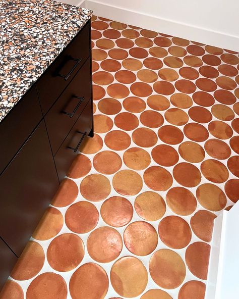 Clay Imports on Instagram: “Yep, everything is bigger in Texas! Tile: Texas Penny - made of 100% natural Saltillo clay Project: the beautiful Montopolis residence…” Funky Floor Tile, Terrazo Kitchen Floor, Terracotta Tiles Bathroom, Terracotta Flooring, Mexican Bathroom, Clay Imports, Slate Tile Floor, Saltillo Tile, Grey Grout