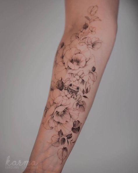 Flower And Frog Tattoo, Lizard And Flower Tattoo, Flower Frog Tattoo, Dragon And Peony Tattoo, Frog Sleeve Tattoo, Frog And Flower Tattoo, Fine Line Frog Tattoo, Snail Tattoo, Floral Arm Tattoo