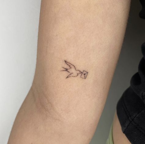 Bird Tattoo Finger, Strawberry And Lemon Tattoo, Hummingbird Small Tattoo, Songbird Tattoo Fleetwood Mac, Sand Piper Tattoo, German Tattoos For Women, Dainty Small Tattoos, Little Bird Tattoos For Women, Dainty Bird Tattoos