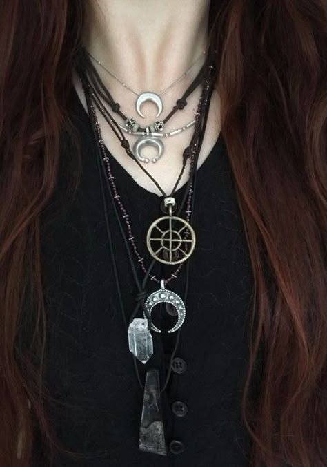 Hippie Witch Aesthetic, Layered Necklaces Aesthetic, Witch Core Outfits, Witch Burning, Witch Aesthetic Outfit, Witch Accessories, Hippie Goth, Strega Fashion, Witch Core