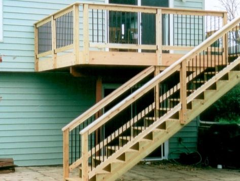 Wood Deck Stairs Designs Rustic Deck, Deck Stair Railing, Deck Outdoor, Deck Railing Design, Wood Handrail, Cedar Deck, Exterior Tiles, Deck Steps, Stair Railing Design