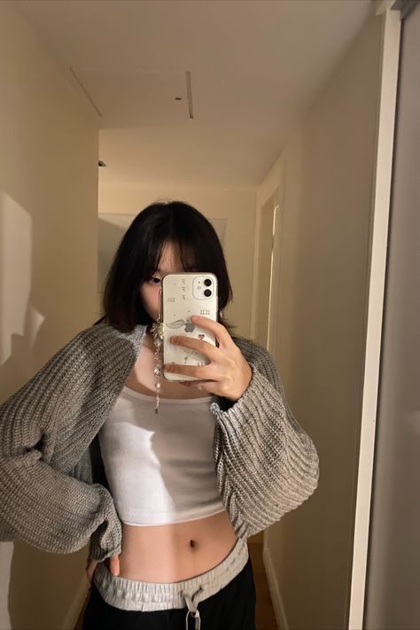 Aesthetic Photo Instagram, Lorna Jane Pants, Mirror Selfie Aesthetic, Acubi Fashion, Aesthetic Pose, Selfie Aesthetic, Korean Eye Makeup, Lorna Jane, Instagram Pose