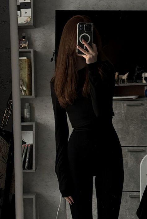 Luxury Black Outfit, Dark Academia Workout, Goth Academia Fashion, Goth Academia, Dark Academia Goth, Rich Women Lifestyle, Nicole Wallace, Dark Dress, Bella Hadid Outfits