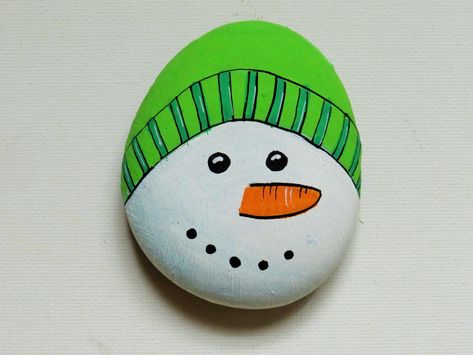 Easy Christmas Rock Painting Ideas, Christmas Rock Painting Ideas Snowman, Rock Painting Ideas Easy For Kids, Winter Rock Painting, Christmas Rock Painting Ideas Easy, Winter Rock Painting Ideas, Rock Painting Tutorials, Pebble Art Christmas, Easy Art And Craft