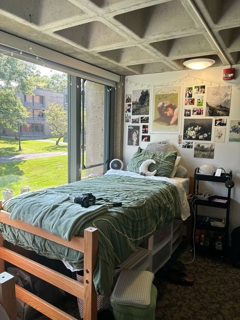 Outdoorsy Dorms, Earthy College Dorm Room, Earth Tones Dorm Room, Aesthetic College Dorms, Green Dorm Ideas, Granola Dorm Room Aesthetic, 2 Person Dorm Room Ideas, College Dorm Room Ideas Green, Dorm Inspo Green