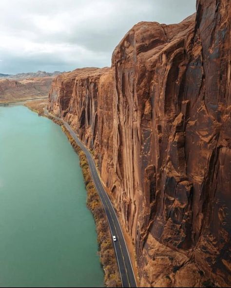 Amegen Insights - Long drive In Moab, Utah, USA 🇺🇸💦🧡🏔... River Trip, Utah Travel, Moab Utah, Utah Usa, Scenic Byway, Colorado River, Scenic Routes, Beautiful Places In The World, Best Places To Travel