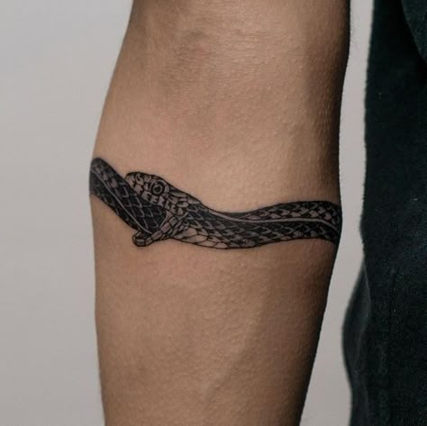 Jormungandr Tattoo, Ouroboros Tattoo, Simple Tattoos For Guys, Snake Tattoo Design, Bicep Tattoo, Medusa Tattoo, Band Tattoo, Snake Tattoo, Black Ink Tattoos