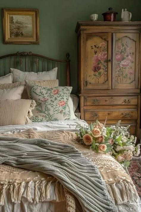 Hygge Library, English Bedroom, Victorian Bedroom, Casa Vintage, Cottage Bedroom, Vintage Bedroom, Bedroom Vintage, Dream House Interior, Bedroom Aesthetic