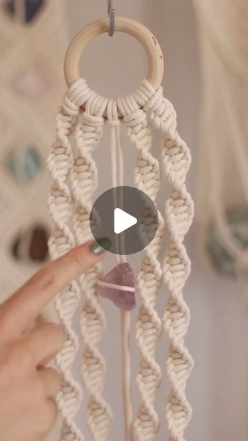 Macrame Scarf Diy, How To Make Macrame Wall Hangings, Macrame Patterns Tutorials Videos, Beginner Macrame Projects, Macrame Tutorial Beginner, Tutorial Macramé, Macrame Wall Hanging Tutorial, Macrame Planter, Makramee Diy