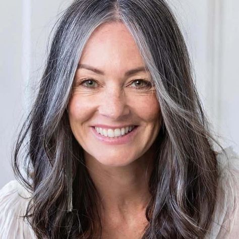 Silver Grey Hair Dye, Grey Balayage, Grey Hair Dye, Grey Hair Transformation, Salt And Pepper Hair, Grey Hair Inspiration, Beautiful Gray Hair, Silver Grey Hair, Natural Gray Hair