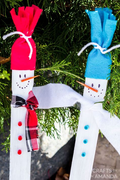 If you need a fun winter craft for the kids, my paint stick snowmen are super cute and make fun puppets! After panting the sticks, this craft comes together in less than 15 minutes. Paint Stirrer Snowman, Craft Stick Snowman, Winter Crafts For Senior Citizens, Paint Stick Holiday Crafts, Paint Stick Ornaments, Crafts With Paint Sticks, Paint Stirrer Crafts, Paint Stick Christmas Crafts, Cds Crafts