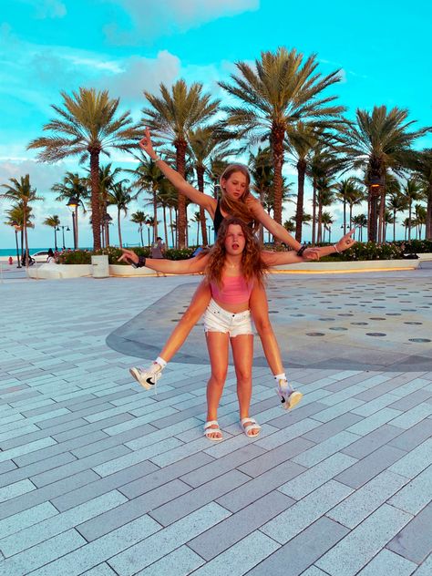 Preppy Photos Summer, Preppy Pics Of People, Preppy Summer Pictures, Preppy Poses, Goal 2024, Preppy Besties, Preppy People, Preppy Girl Aesthetic, Preppy Friends