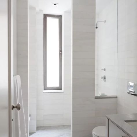 White Grout, Window In Shower, Casa Country, Small Showers, Room Tiles, Bathroom Shower Tile, Small Bath, Bathroom Windows, Trendy Bathroom