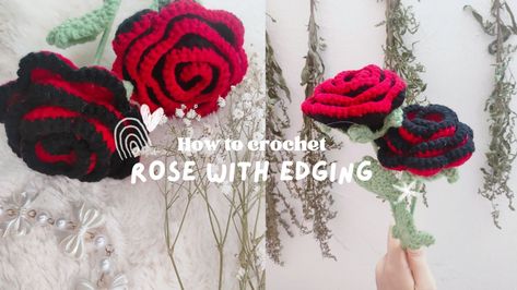 Beautiful crochet roses with edging black and red Halloween Roses, Crochet Roses, Dark Red Roses, Painting The Roses Red, Crochet Flowers Free Pattern, Gothic Rose, Crochet Rose, Halloween Crochet, Diy Crochet Projects