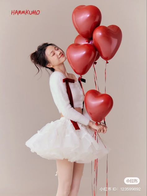 Valentine Poses, Balloon Photoshoot, Sweet 17, Cute Birthday Pictures, 21st Birthday Photoshoot, Birthday Photography, Photoshoot Themes, Face Photography, Portrait Photography Poses