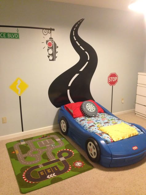 Utiliza las paredes como parte de la ambientación del cuarto. Race Car Toddler Room, Car Toddler Room, Boy Car Room, Race Car Bedroom, Car Themed Bedrooms, Workout Fun, Car Room, Koti Diy, Fun Room