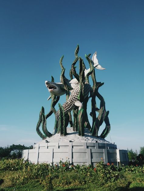 Monumen patung sura dan baya Surabaya Vibes, Profile Group, Art Crayon, Wallpaper Vibes, Aesthetic Wallpaper, Statue Of Liberty, Aesthetic Wallpapers, Monument, Bucket List