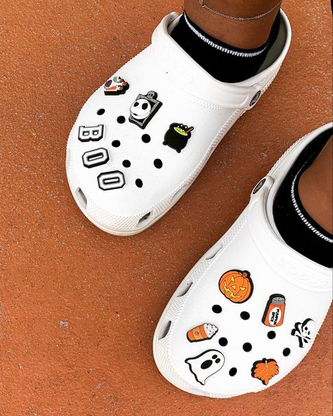 White Crocs Aesthetic Charms, Halloween Crocs Jibbitz, Fall Crocs Shoes, Halloween Crocs Shoes, Crocks Jibbitz, White Crocs Jibbitz Ideas, Black Crocs With Jibbitz, Crocs Jibbitz Aesthetic, Halloween Jibbitz