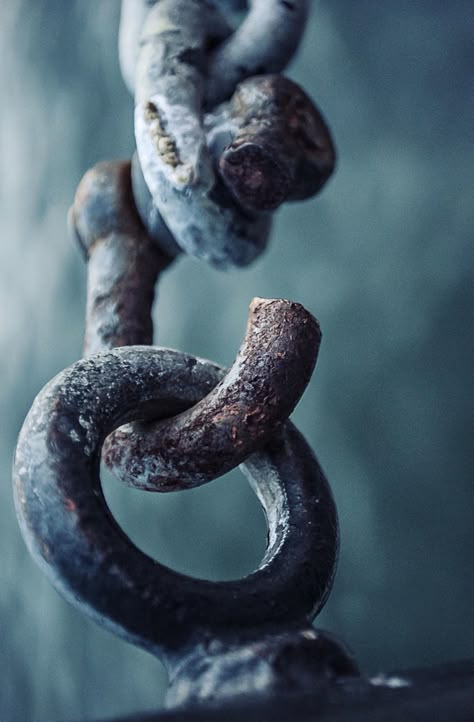 ᵀᴴᴱｔｏｍｏｒｒｏｗ Ш Δ R Rusty Chain, Chains Aesthetic, Image Swag, Affinity Photo, Foto Art, Broken Chain, Dark Photography, Metal Chain Link, Alam Yang Indah