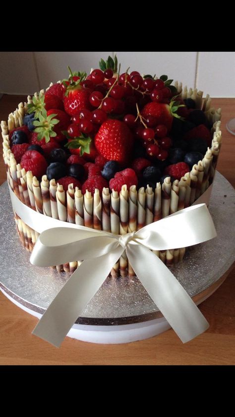 Chocolate cake with fruit & cigarellos Mixed Fruit Cake Design, Fresh Fruit Cake Design, Chocolate Cake With Fruit, Drip Cake Recipe, Fruit Cake Decoration, Fruit Topped Cake, Drip Cake Recipes, Cake Decorated With Fruit, Cake With Fruit