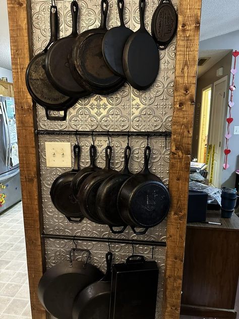 Cast Iron Rack Wall, Cast Iron Skillets On Wall, Cast Iron Cookware Storage, Cast Iron Skillet Wall Hanger, Display Cast Iron Skillets, Cast Iron Skillet Display Ideas, Cast Iron Wall Storage, Storing Cast Iron Cookware, Cast Iron Pan Wall Display