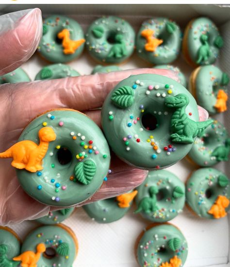 Dino Donut Party, Dinosaur Donuts Ideas, Donuts Ideas, Dinosaur Theme Party, Baby Dino, Dinosaur Cake, Do Baby, Dino Party, Dinosaur Theme