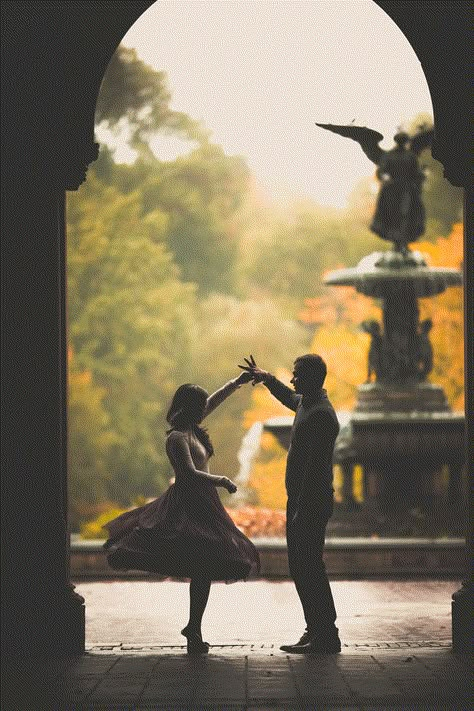 Engagement Photos Nyc, Nyc Wedding Photos, Usa Wedding, Central Park Weddings, Pre Wedding Shoot Ideas, Wedding Couple Poses Photography, Pre Wedding Shoot, Wedding Couple Poses, Couple Photoshoot Poses