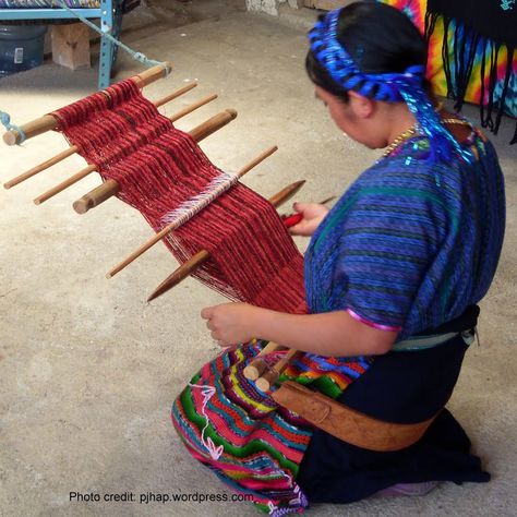 Guatemalan Weaving, Guatemalan Clothing, Finger Weaving, Weaving Loom Diy, Inkle Weaving, Inkle Loom, Backstrap Loom, Textile Fiber Art, Traditional Weaving