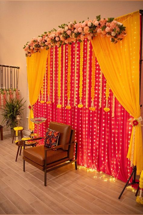 Mehndi House Decor, Pithi Decoration Backdrop, Decoration For Mehendi Ceremony, Mayoon Decorations, Indian Backdrop Ideas, House Decoration For Wedding Indian, Backdrop For Haldi, Diy Haldi Decor, Haldi Backdrops