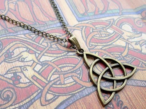 Triquetra Necklace Triquetra Jewelry, Triquetra Necklace, Halloween Bracelet, Bronze Necklace, Geometric Necklace, Celtic Designs, Celtic Jewelry, I Love Jewelry, Gothic Jewelry