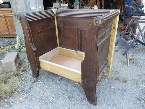 A man finds this old king size headboard in the trash—look at his amazing idea for your living room! Country Bedroom Furniture, Restored Furniture, Headboard Benches, Old Headboard, Repurpose Furniture, Repurposing Ideas, Dixie Belle Paint Company, Upcycling Projects, Fun Furniture