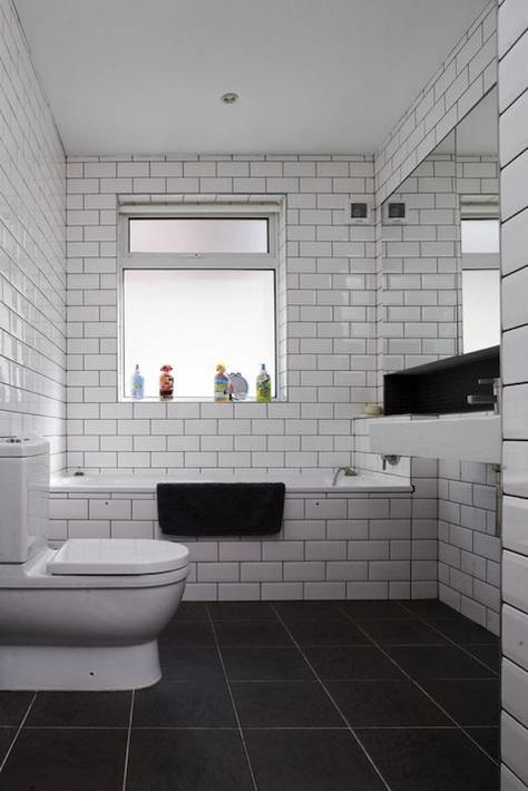 Simples Dark Grout, White Subway Tile Bathroom, Subway Tiles Bathroom, Modern Bathroom Tile, Tile Layout, White Bathroom Tiles, Bad Inspiration, Slate Flooring, Bathroom Tile Designs