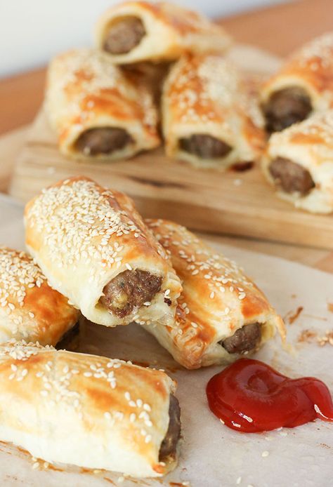 Easy homemade sausage roll recipe - The kids will love them. mypoppet.com.au French Onion Sausage Rolls, Traditional Australian Food, Vikalinka Recipes, Sausage Roll Recipe, Aussie Bbq, Homemade Sausage Rolls, Sausage Rolls Recipe, British Recipes, Caramelised Onion