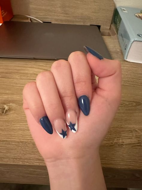 #nails #design #navyblue #aesthetic #nailinspo Nails Navy Blue And White, Navy Nails Aesthetic, Nails Navy Blue French Tip, Navy Blue And White Nails Design, Summer Nails Navy Blue, Beige And Blue Nails, Nails Graduation Ideas, Navy Blue White Nails, Dark Blue And Red Nails