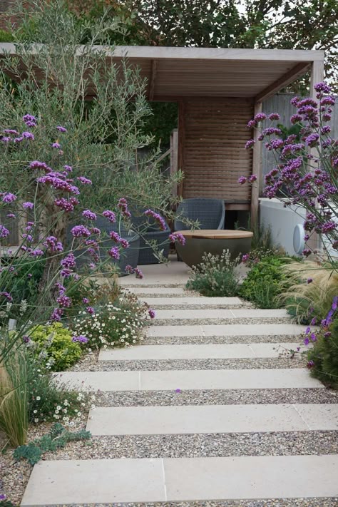 Mediterranean gravel garden with plank paving leading to a pergola | homify London Stone, Mediterranean Garden Design, Courtyard Gardens Design, Garden Paving, Back Garden Design, Gravel Garden, Side Garden, Have Inspiration, Contemporary Garden