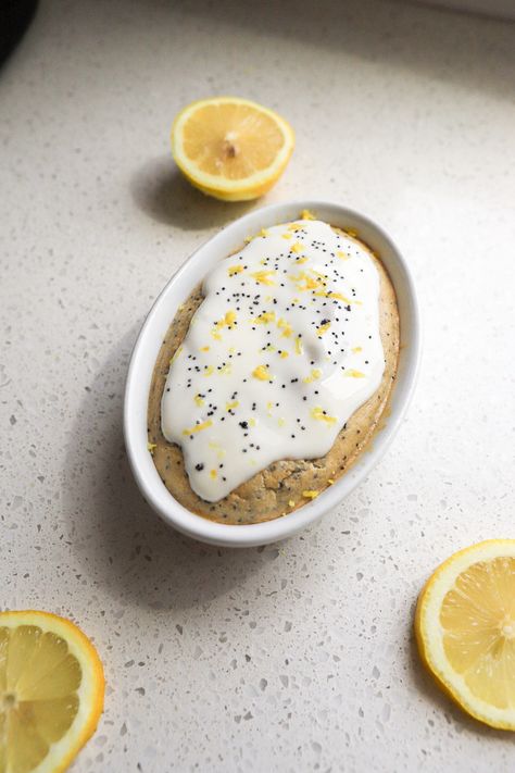 Lemon Poppy Seed Baked Oats recipe for a healthy and delicious breakfast. High protein & Gluten Free Lemon poppy seed baked oats for a comforting and cosy start to the day. This baked oatmeal is like having a Lemon and Poppy Seed muffin for breakfast! Except it’s healthy, refined sugar-free, gluten-free and absolutely delicious #lemonpoppyseed #poppyseedmuffin #bakedoats #bakedoatsrecipe #easybakedoats #glutenfreebreakfast Breakfast High Protein, Poppy Seed Muffin, Protein Breakfast Cookies, High Protein Gluten Free, Lemon Greek Yogurt, Baked Oats Recipe, Breakfast Inspiration, Protein Baking, Protein Oatmeal