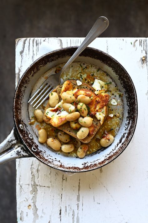 Anna Chwistek, Crispy Halloumi, Miso Recipe, Beans On Toast, Diner Recept, On Toast, Vegetarian Dinner, Canola Oil, White Beans