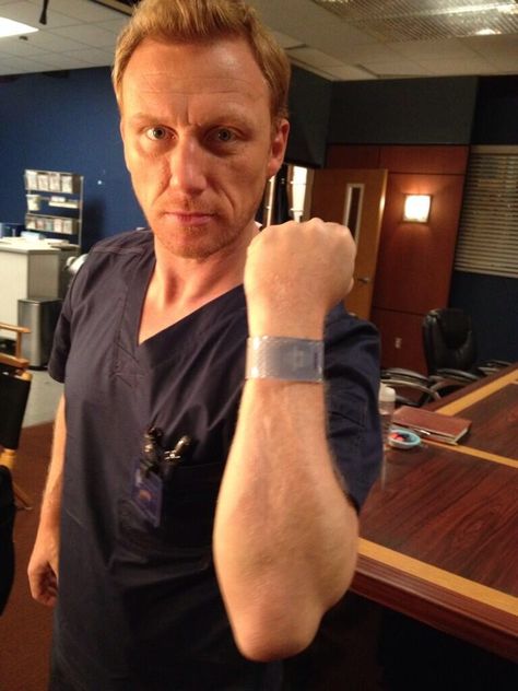 Kevin McKidd Greys Anatomy Owen, Kevin Mckidd, Owen Hunt, Greys Anatomy Cast, Pictures Of People, Know Who You Are, Grey's Anatomy, Greys Anatomy, On Set