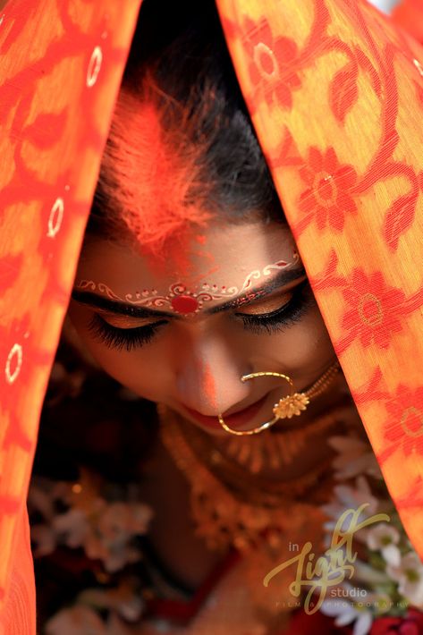 Bengali Bride Aesthetic, Bengali Bridal Photoshoot, Bengali Bride Photoshoot Poses, Bengali Bride Video, Bangoli Bride Bengali Wedding, Small Wedding Decor, Anarkali Dress Pattern, Bengali Wedding, Wedding Planning Services