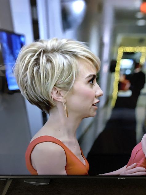 Chelsea Kane Hair Short Pixie, Chelsea Kane Short Hair, Chelsea Kane Hair, Chelsea Kane, Grey Hair Looks, Celebrity Haircuts, Chic Short Hair, Gray Hair Cuts, Bob Haircut For Fine Hair