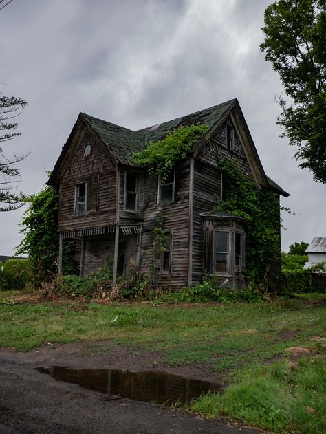 Haunted Houses In America, Gaming House, Creepy Old Houses, House In New York, Abandoned World, House Paintings, Buildings Art, Abandoned Farm, Derelict Buildings