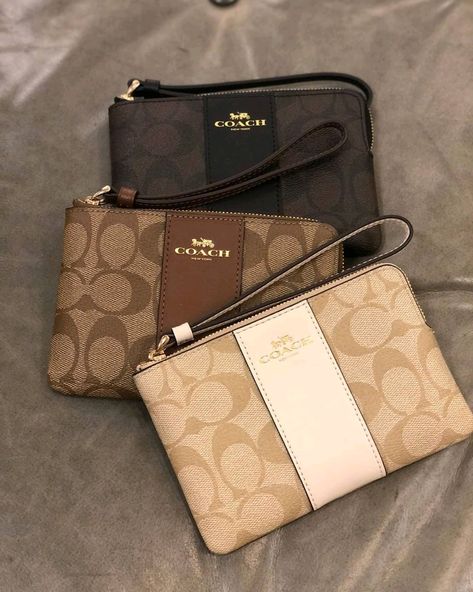 Cute Coach Wallets, Coach Wallet Aesthetic, Small Purses And Handbags, Coach Wallets, Shino Aburame, Everyday Bag Essentials, School Bag Essentials, Trendy Purses, Luxury Bags Collection