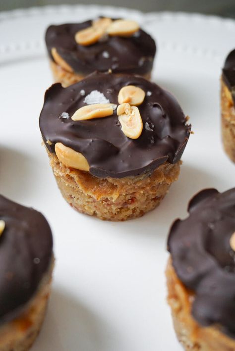 No Bake Vegan Snickers Cups Snickers Slice, Snickers Bars Recipe, Vegan Snickers, Refined Sugar Free Desserts, Caramel Ingredients, Vegan Cinnamon Rolls, Plant Based Desserts, Vegan Dark Chocolate, Healthy Vegan Desserts