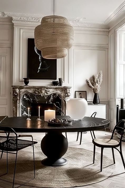 French Apartment Interior, Warm Wood Floors, Parisian Dining Room, Fine Dining Room, Black Dining Table, Warm Wood Flooring, Parisian Home Decor, Luxurious Dining Room, Parisian Interior