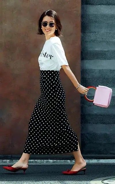 Polka Dot Skirt Street Style, Polka Dot Long Skirt Outfit, Polka Dot Skirt Outfit Work, Long Polka Dot Skirt Outfit, Polka Dot Maxi Skirt Outfit, Black And White Polka Dot Skirt Outfit, Polka Dot Mini Skirt Outfit, Polka Dot Skirt Outfit Summer, Polka Dots Skirt Outfit